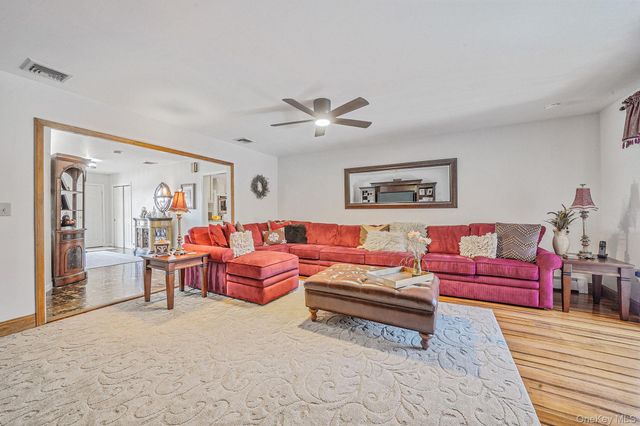 3 Biscayne Avenue, Farmingville, NY 11738