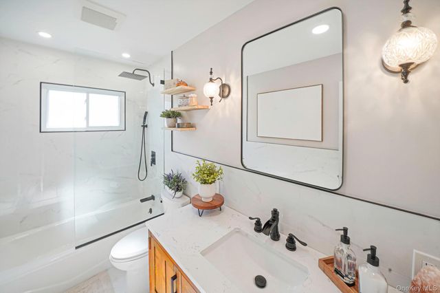 3 Biscayne Avenue, Farmingville, NY 11738