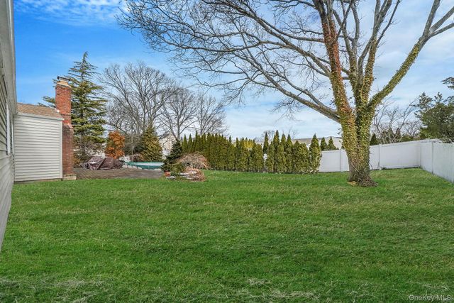 3 Biscayne Avenue, Farmingville, NY 11738