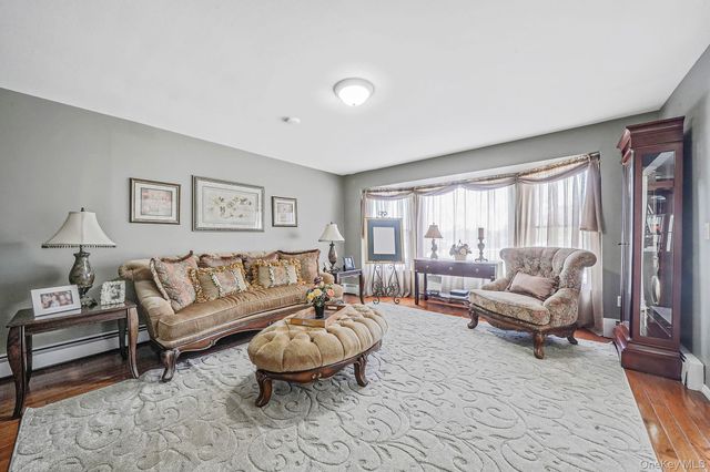 3 Biscayne Avenue, Farmingville, NY 11738