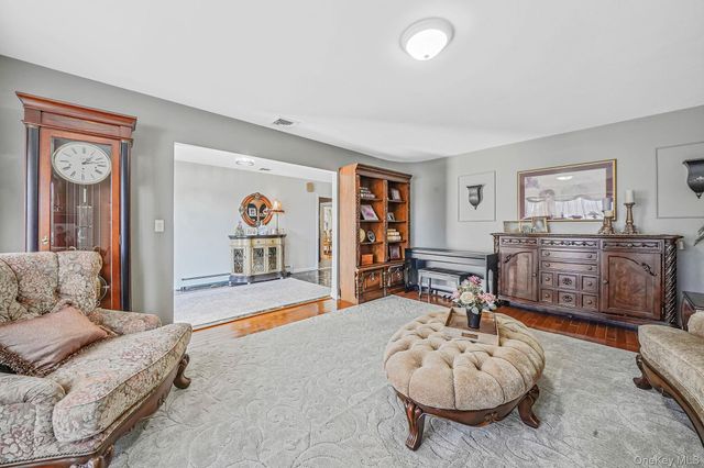 3 Biscayne Avenue, Farmingville, NY 11738