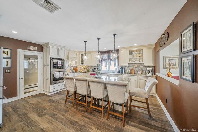 3 Biscayne Avenue, Farmingville, NY 11738