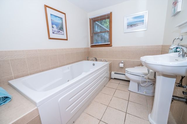 11 Fairview Ln, Weymouth, MA 02190