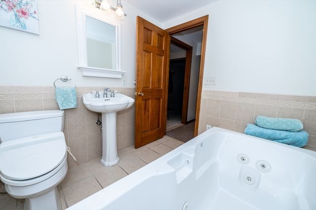 11 Fairview Ln, Weymouth, MA 02190