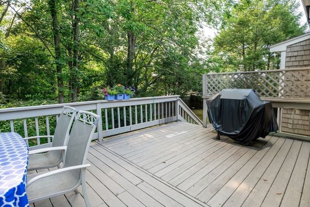 11 Fairview Ln, Weymouth, MA 02190