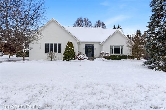2239 Regency Hills Drive, Shelby Twp, MI 48316