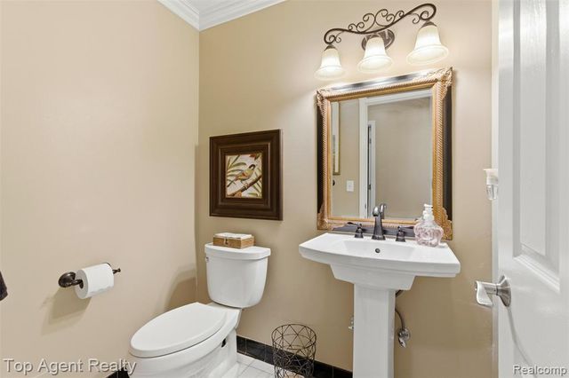 2239 Regency Hills Drive, Shelby Twp, MI 48316