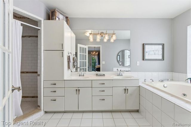 2239 Regency Hills Drive, Shelby Twp, MI 48316