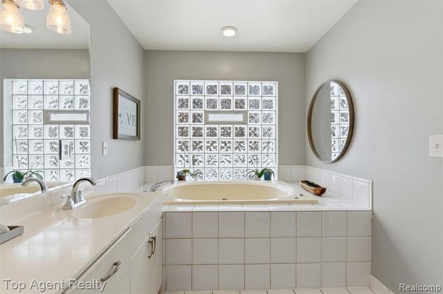 2239 Regency Hills Drive, Shelby Twp, MI 48316