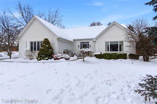 2239 Regency Hills Drive, Shelby Twp, MI 48316
