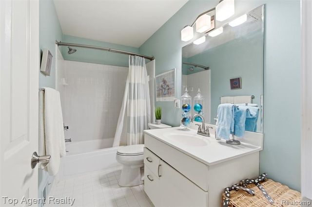 2239 Regency Hills Drive, Shelby Twp, MI 48316