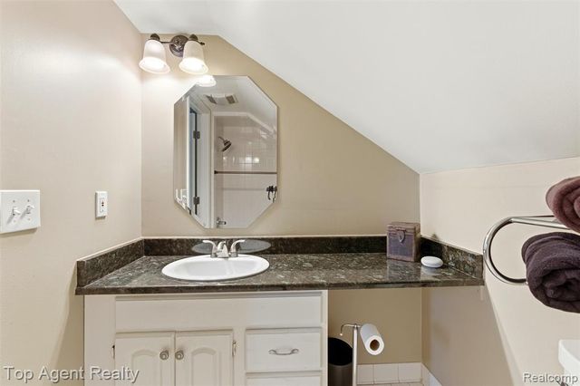 2239 Regency Hills Drive, Shelby Twp, MI 48316