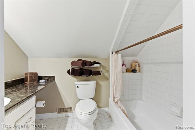 2239 Regency Hills Drive, Shelby Twp, MI 48316