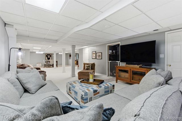 2239 Regency Hills Drive, Shelby Twp, MI 48316