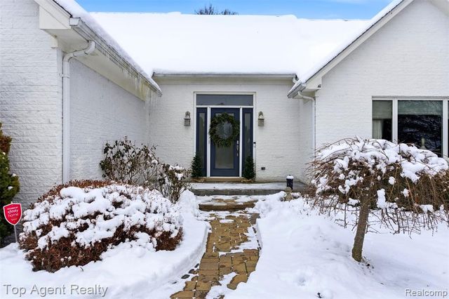 2239 Regency Hills Drive, Shelby Twp, MI 48316