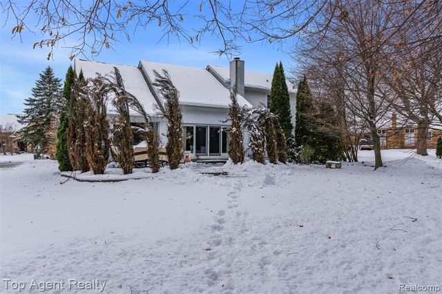2239 Regency Hills Drive, Shelby Twp, MI 48316
