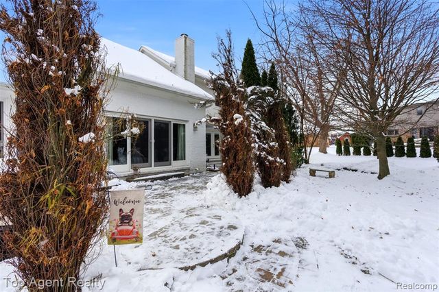 2239 Regency Hills Drive, Shelby Twp, MI 48316