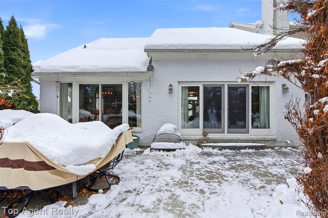 2239 Regency Hills Drive, Shelby Twp, MI 48316