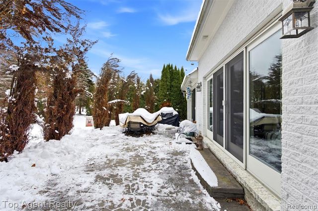 2239 Regency Hills Drive, Shelby Twp, MI 48316