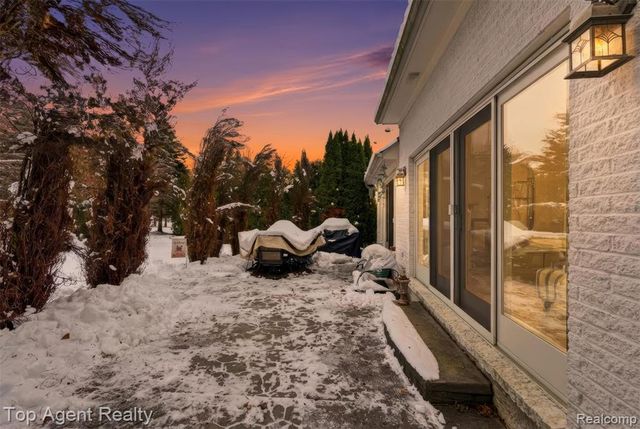 2239 Regency Hills Drive, Shelby Twp, MI 48316