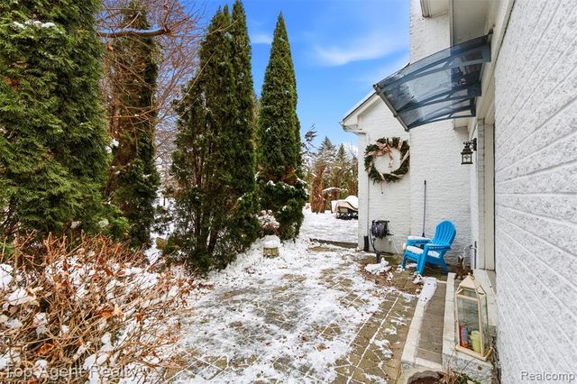 2239 Regency Hills Drive, Shelby Twp, MI 48316