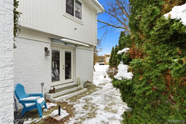 2239 Regency Hills Drive, Shelby Twp, MI 48316