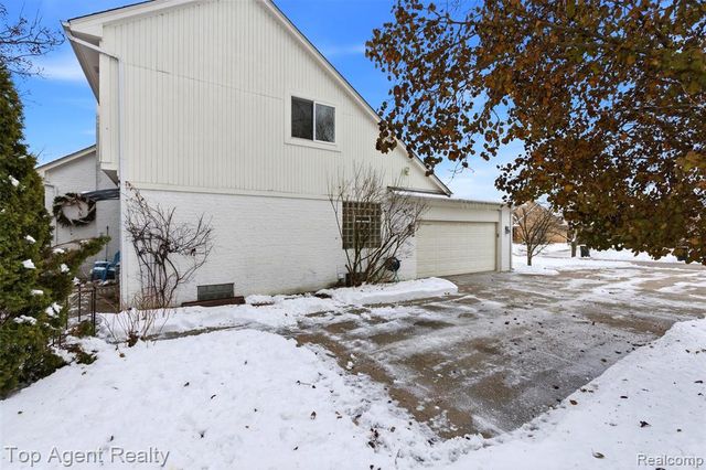 2239 Regency Hills Drive, Shelby Twp, MI 48316