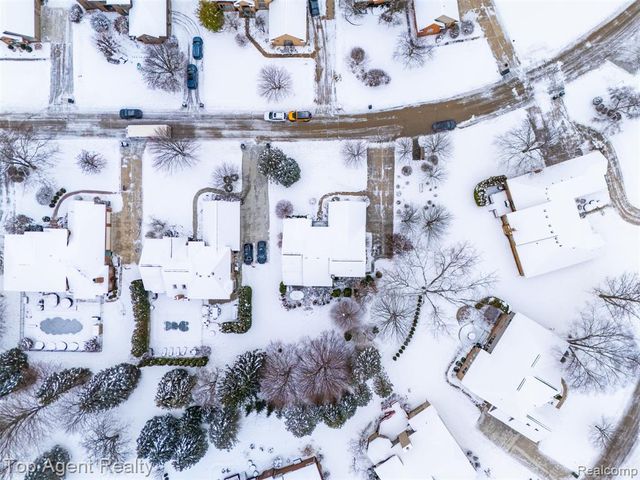 2239 Regency Hills Drive, Shelby Twp, MI 48316