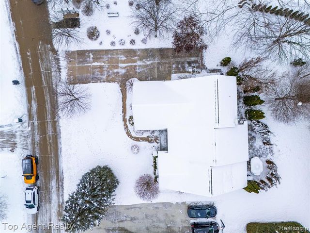 2239 Regency Hills Drive, Shelby Twp, MI 48316