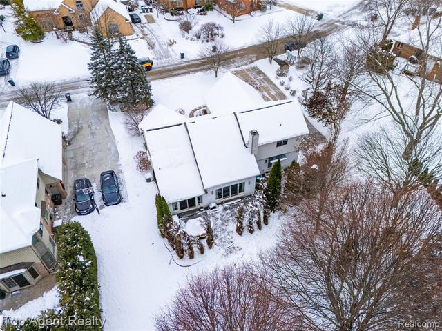 2239 Regency Hills Drive, Shelby Twp, MI 48316