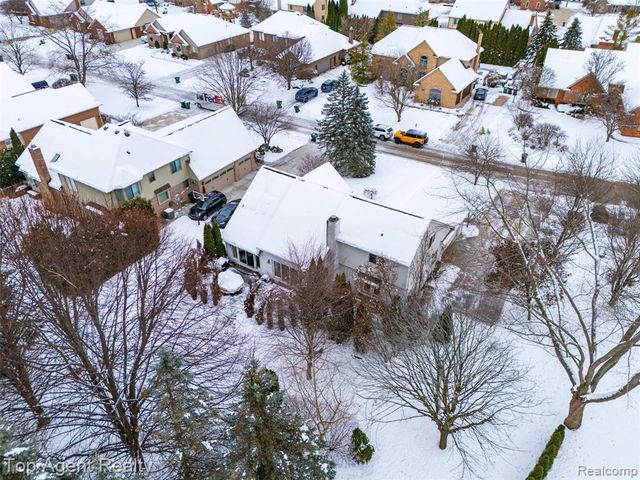 2239 Regency Hills Drive, Shelby Twp, MI 48316