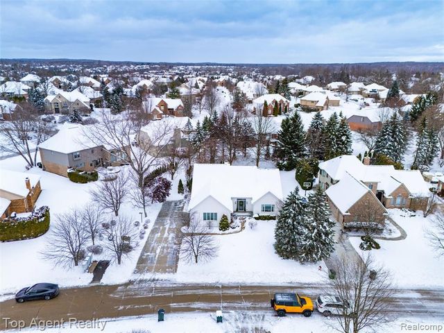 2239 Regency Hills Drive, Shelby Twp, MI 48316