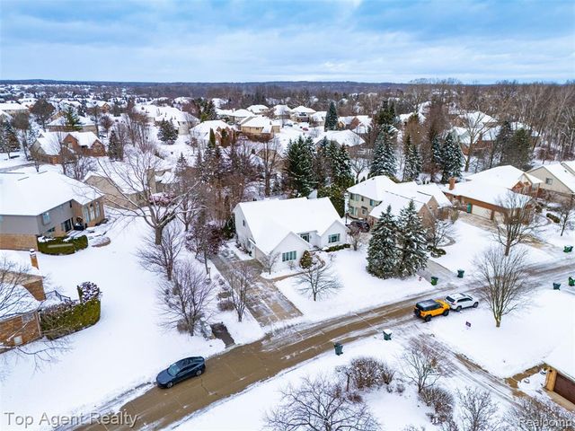 2239 Regency Hills Drive, Shelby Twp, MI 48316