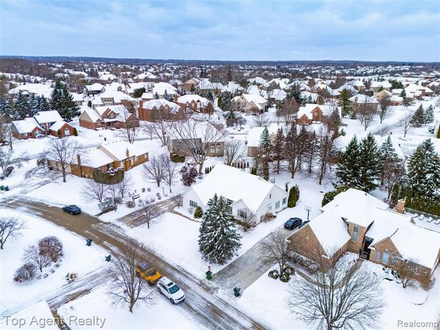 2239 Regency Hills Drive, Shelby Twp, MI 48316