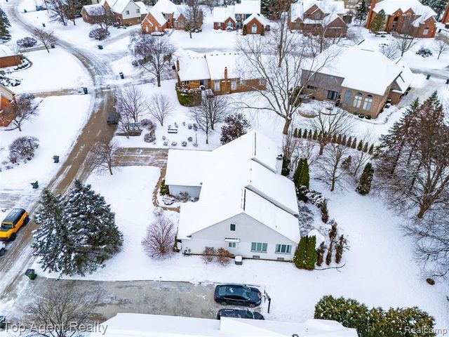 2239 Regency Hills Drive, Shelby Twp, MI 48316