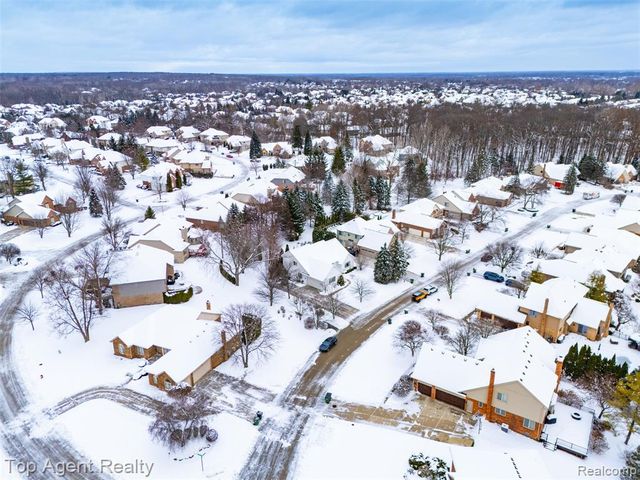 2239 Regency Hills Drive, Shelby Twp, MI 48316