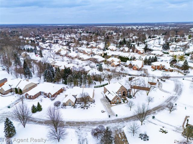 2239 Regency Hills Drive, Shelby Twp, MI 48316