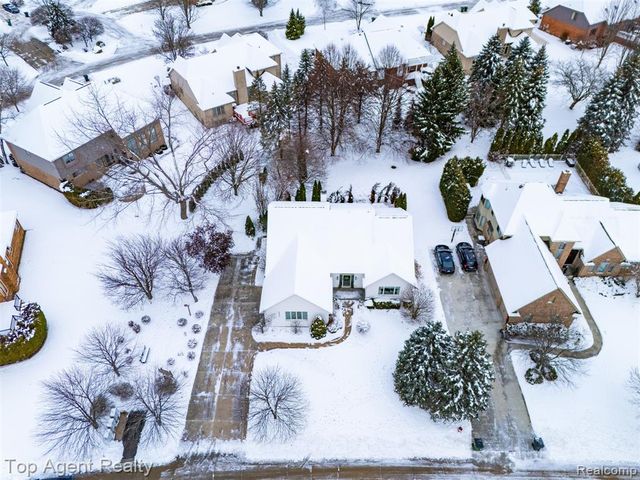 2239 Regency Hills Drive, Shelby Twp, MI 48316