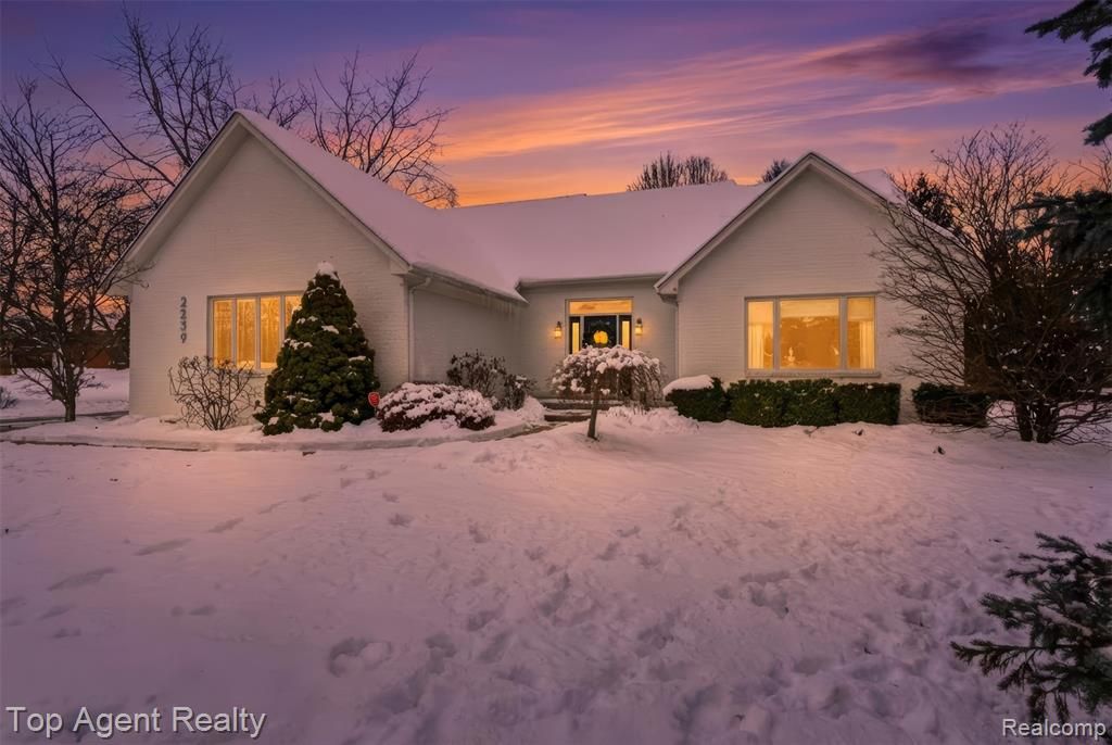 2239 Regency Hills Drive, Shelby Twp, MI 48316