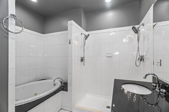 1207 E 44th Place, Chicago, IL 60653