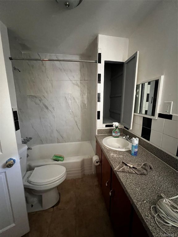 847 E 220th Street, Bronx, NY 10467