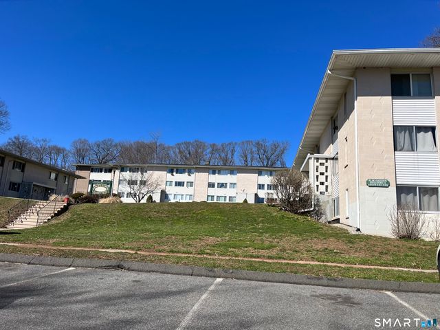 32 Sigwin Circle 32, Wallingford, CT 06492