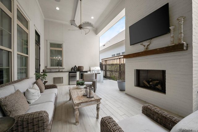 10744 Cane River Dr, Saint George, LA 70810