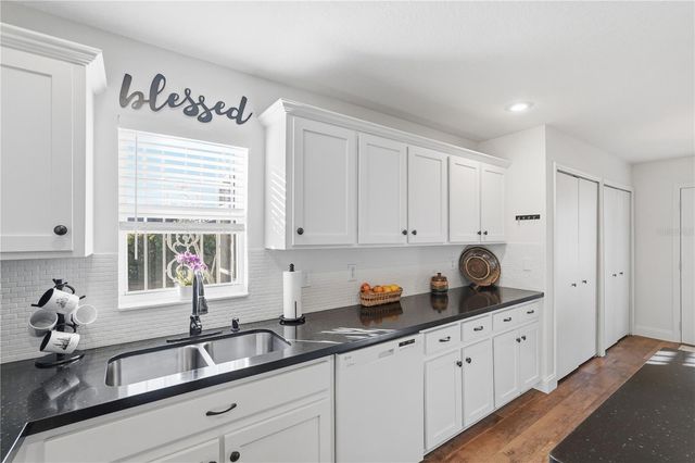 1002 VENTANA DRIVE, Sun City Center, FL 33573