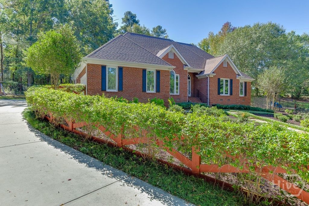 Image 2 of property listing at 1051 Simonton Way, Watkinsville, GA 30677