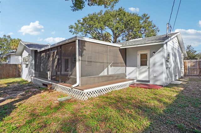 501 DORA AVENUE, Tavares, FL 32778