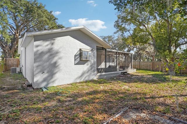 501 DORA AVENUE, Tavares, FL 32778