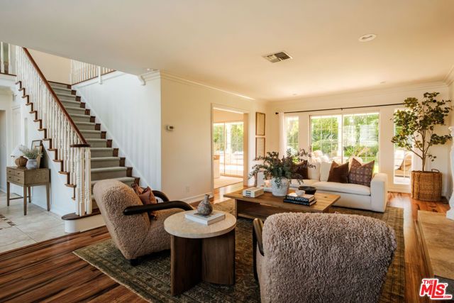 17422 Gresham Street, Northridge (los Angeles), CA 91325