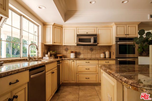 17422 Gresham Street, Northridge (los Angeles), CA 91325