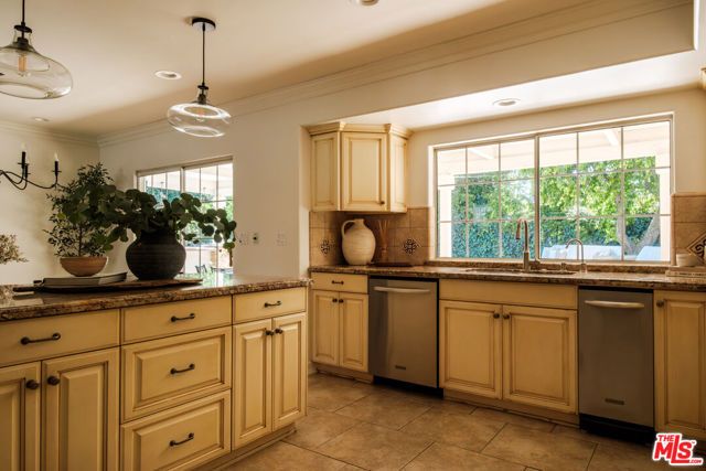 17422 Gresham Street, Northridge (los Angeles), CA 91325